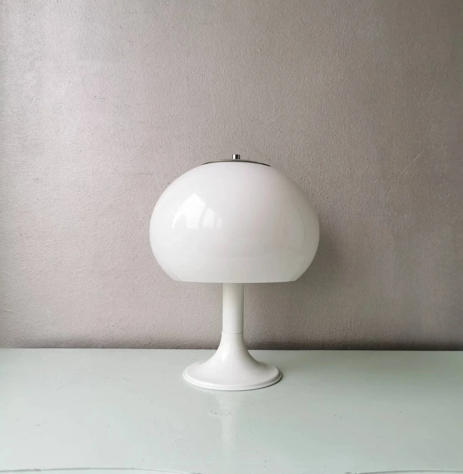 white mushroom table lamp