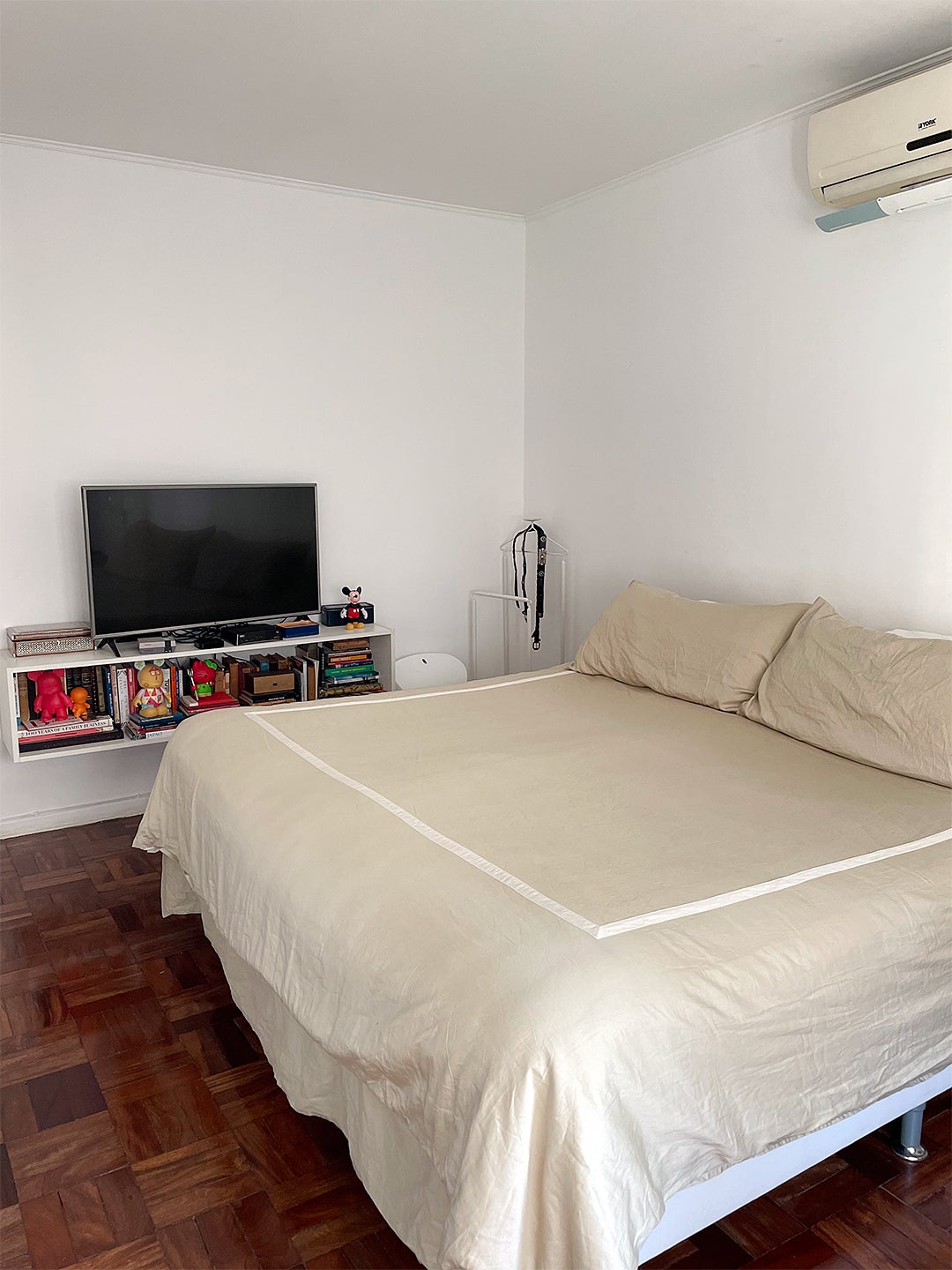 A Floating, L-Shaped Cabinet Pulls Double Duty in This São Paulo Bedroom