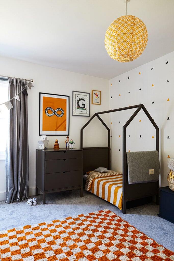 boys bedroom with orange checkered rug