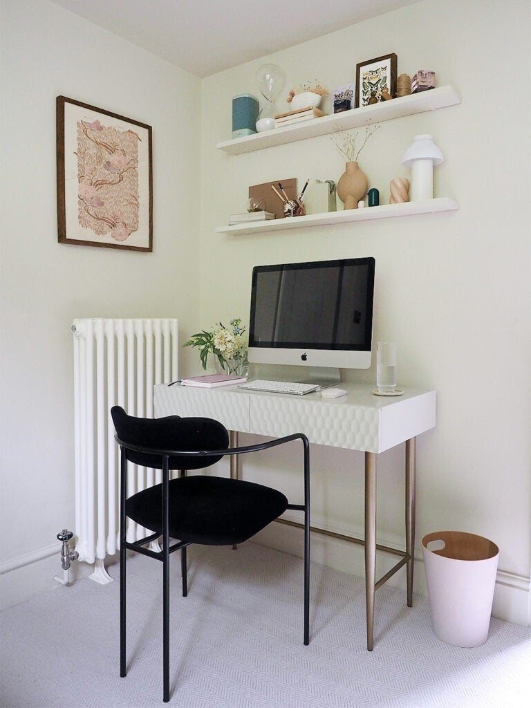 white desk and black desk chair