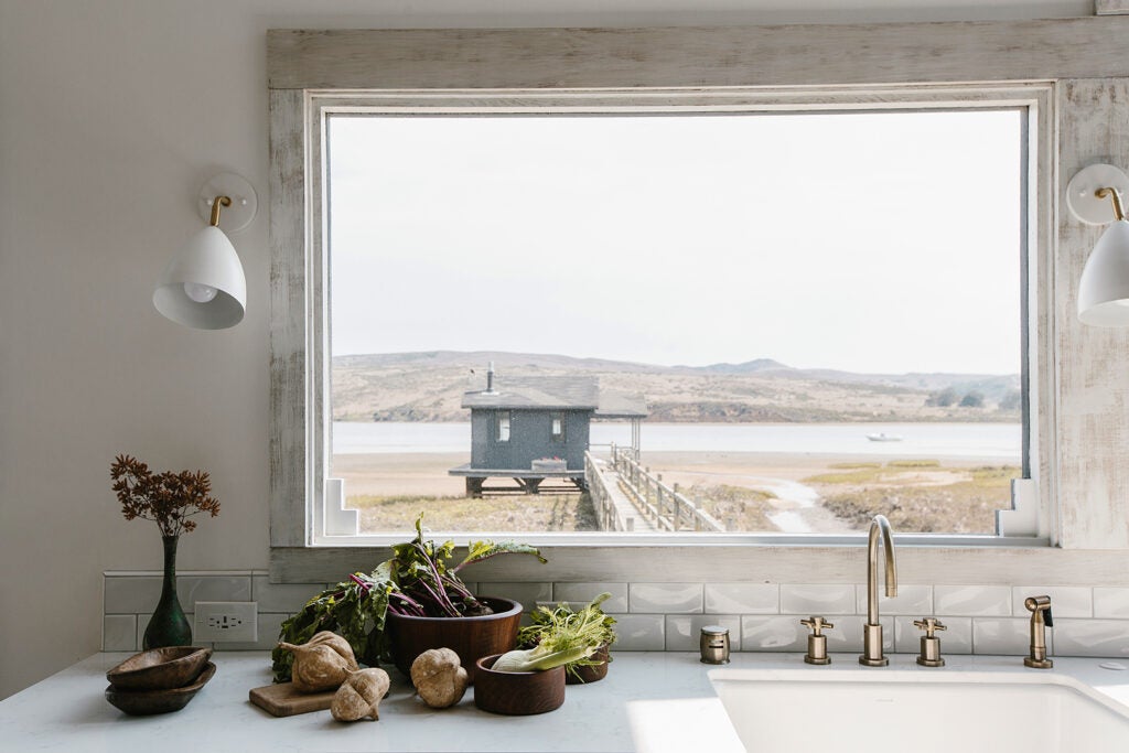 fereastra bucătăriei cu vedere la apă