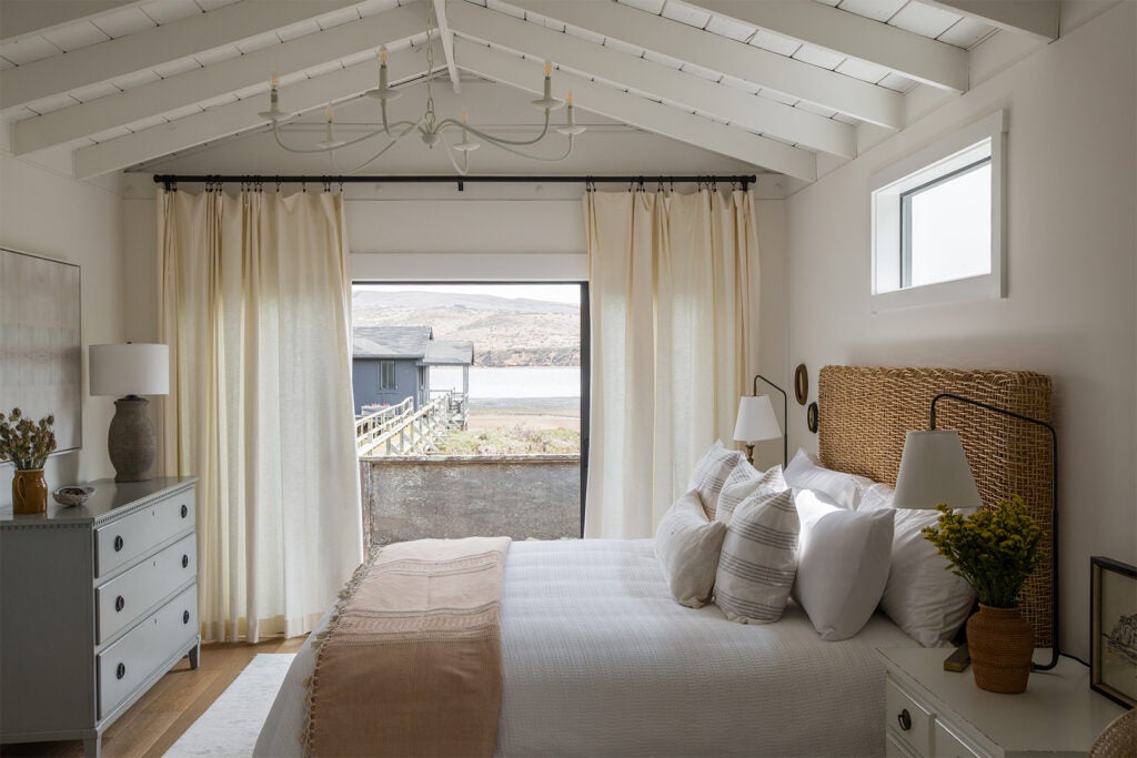 dormitor confortabil cu vedere la fereastră