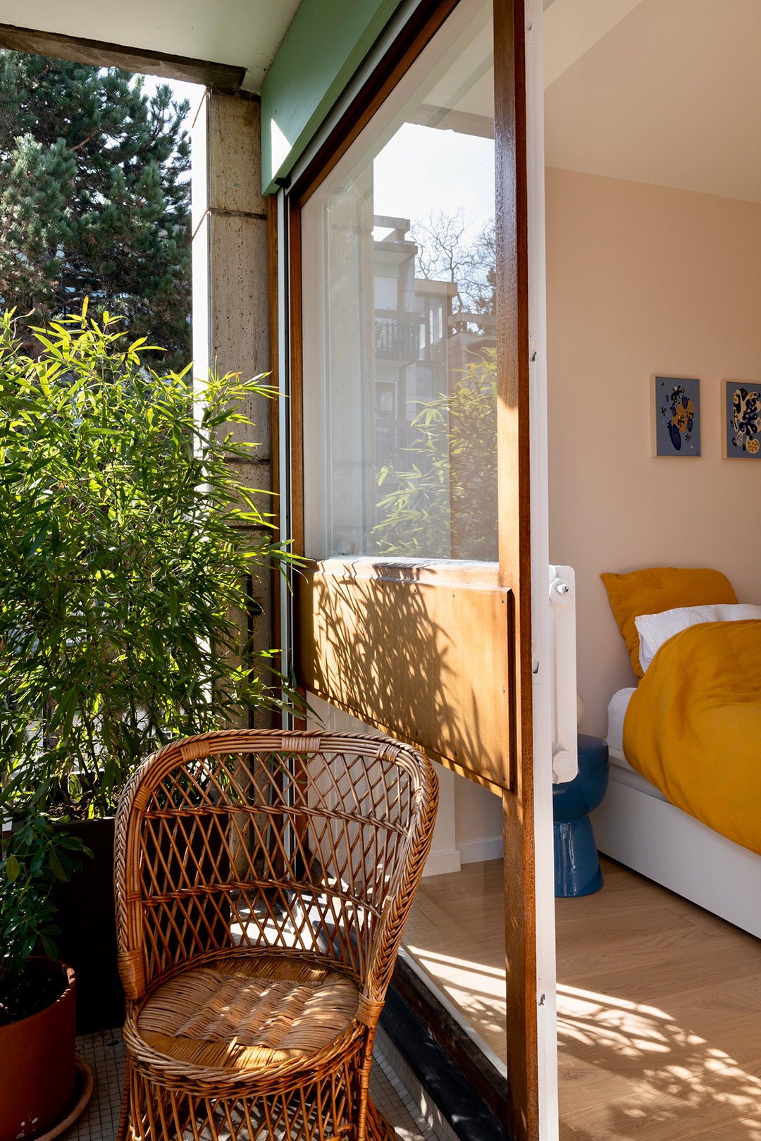 A Tiered Tangerine Toilet Is the Best Surprise in This French Apartment