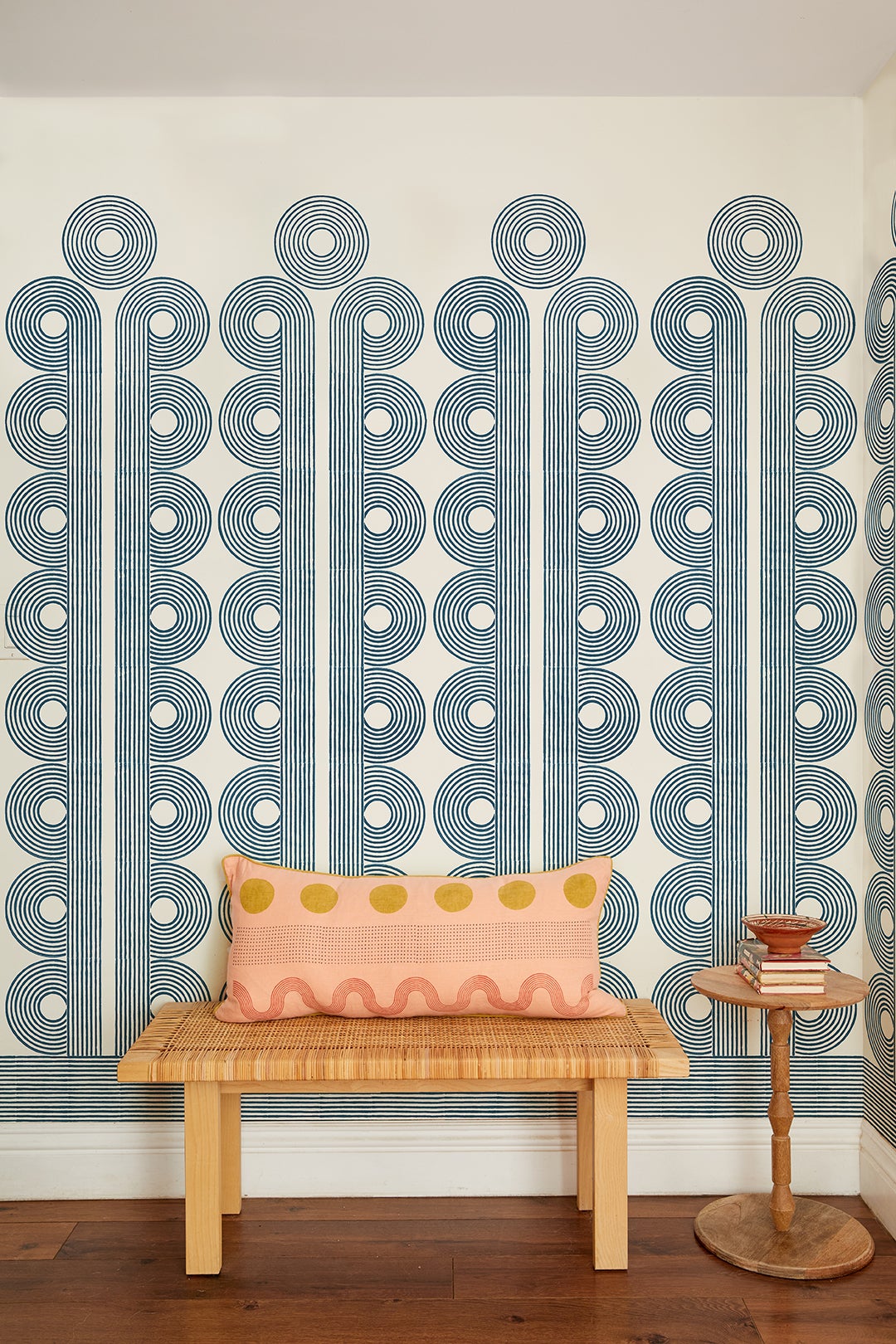 geometric circle patterned wallpaper