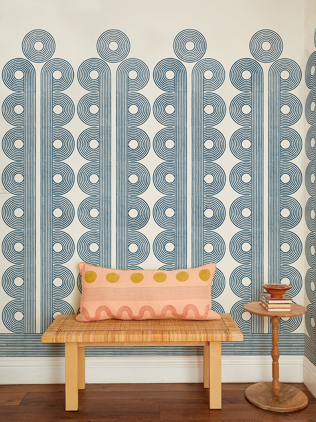geometric circle patterned wallpaper