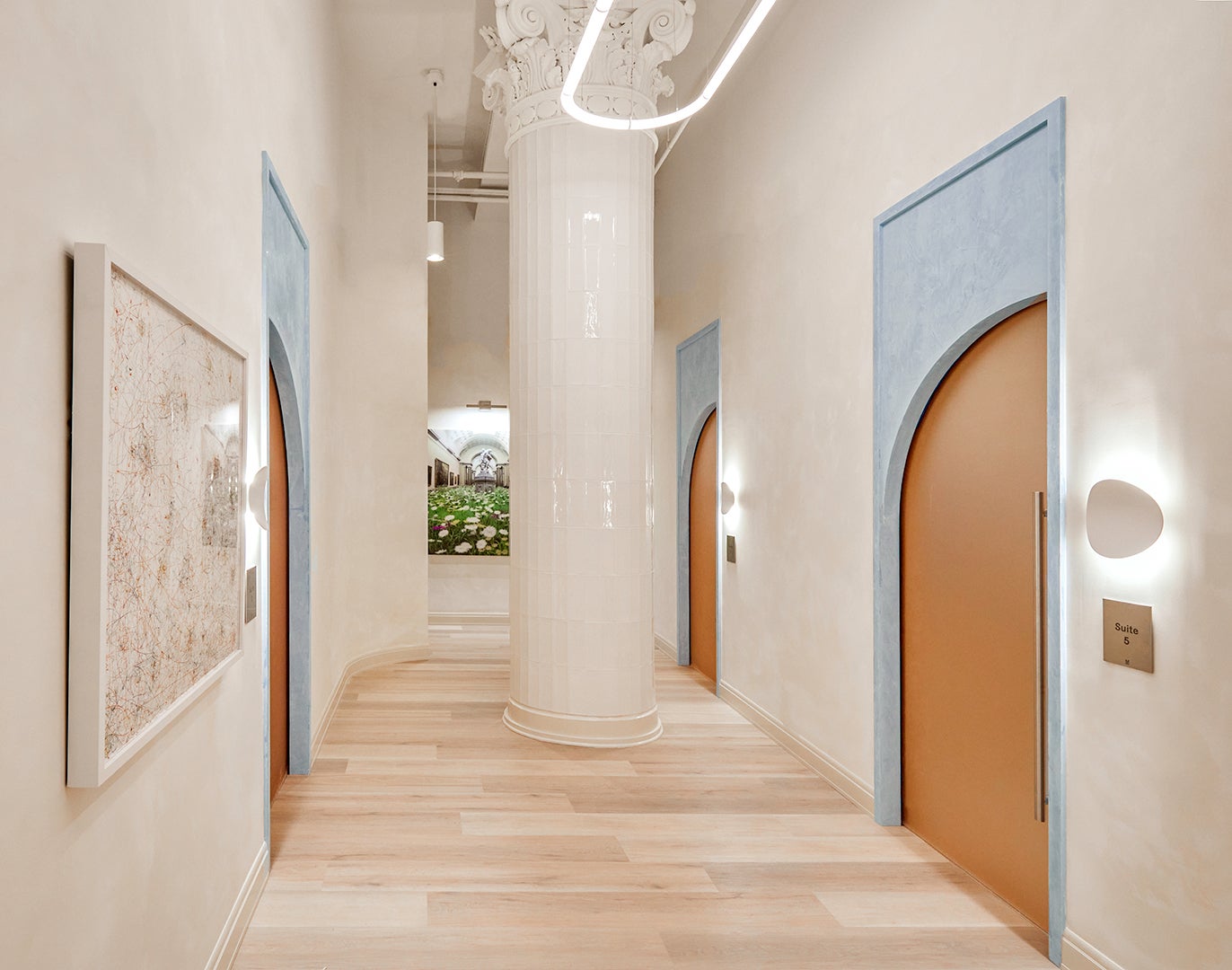 Plaster Walls Don’t Have to Be Beige—Just Check Out This Wellness Studio