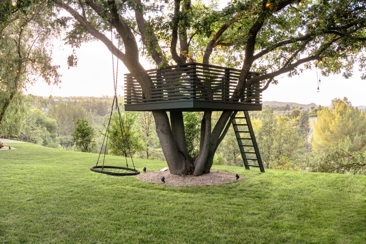 30 Years Later, This Homeowner Finally Built His Dream Childhood Treehouse