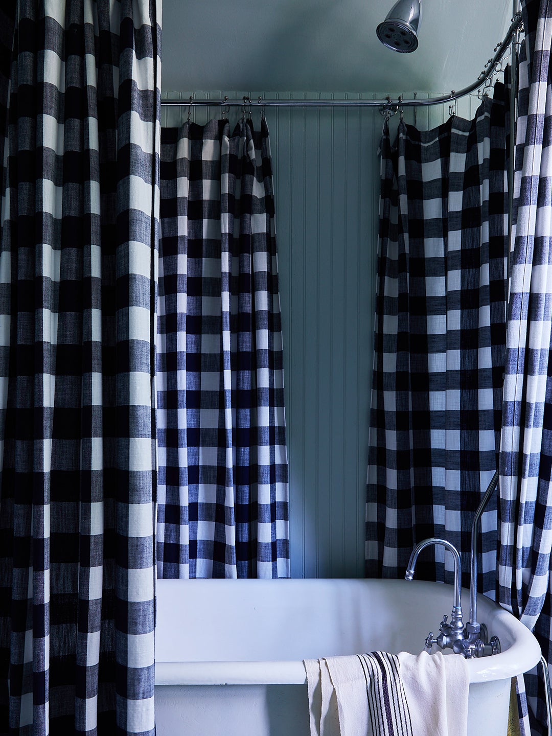 Clawfoot tub with gingham shower curtain