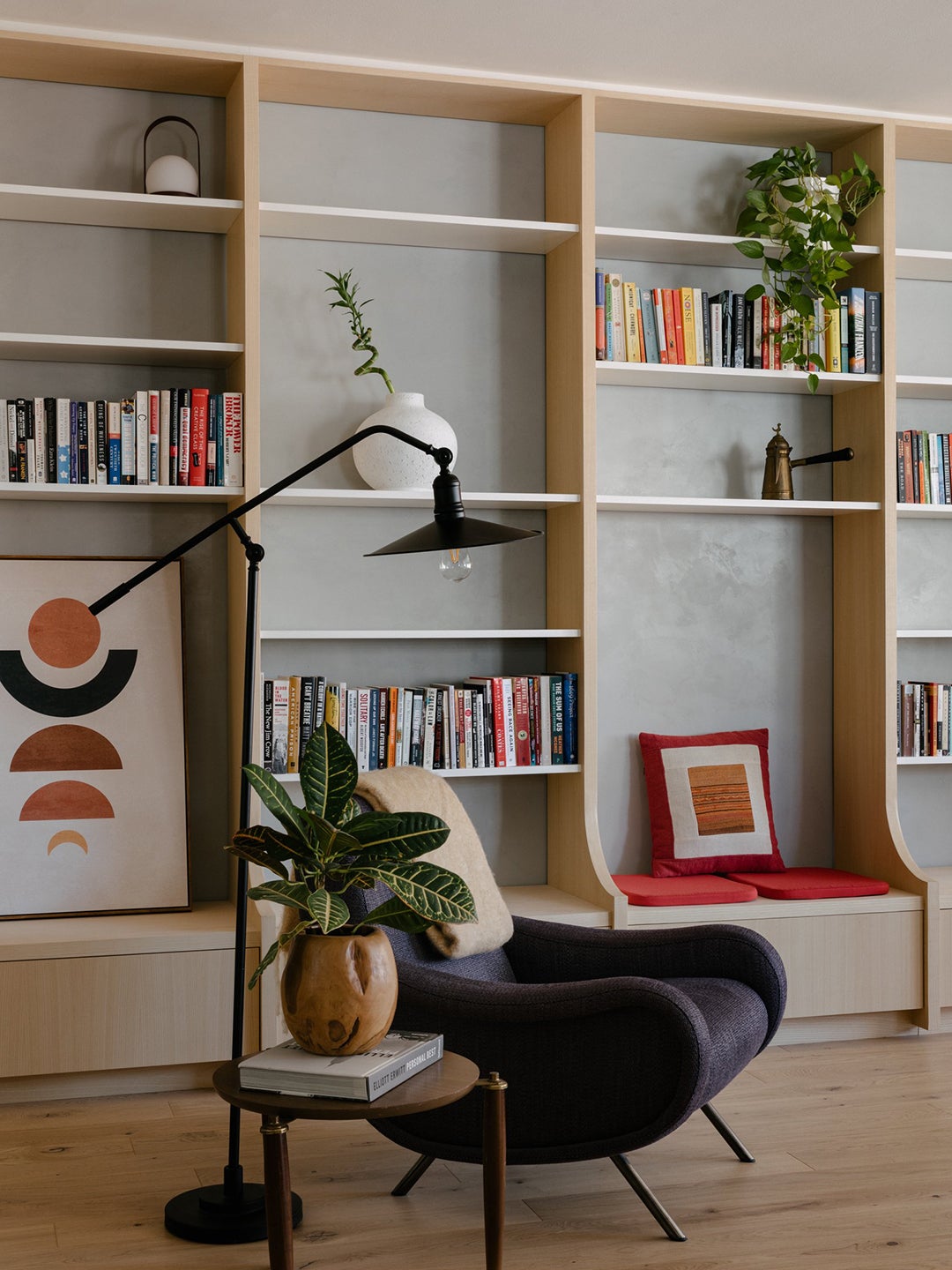 The Built-Ins in This Oversize Living Room Are for Far More Than Books