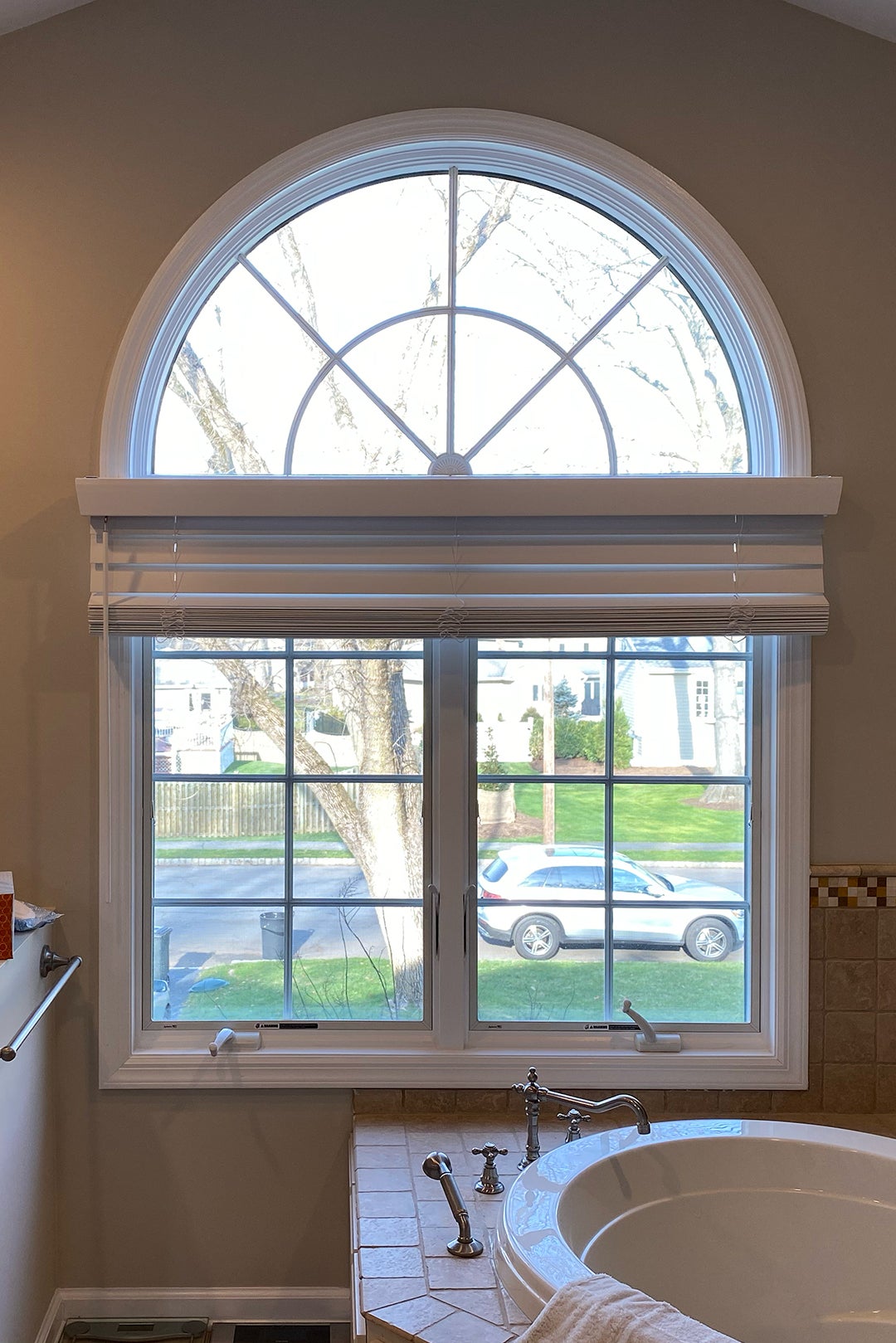 arched window in dated 1990s bathroom