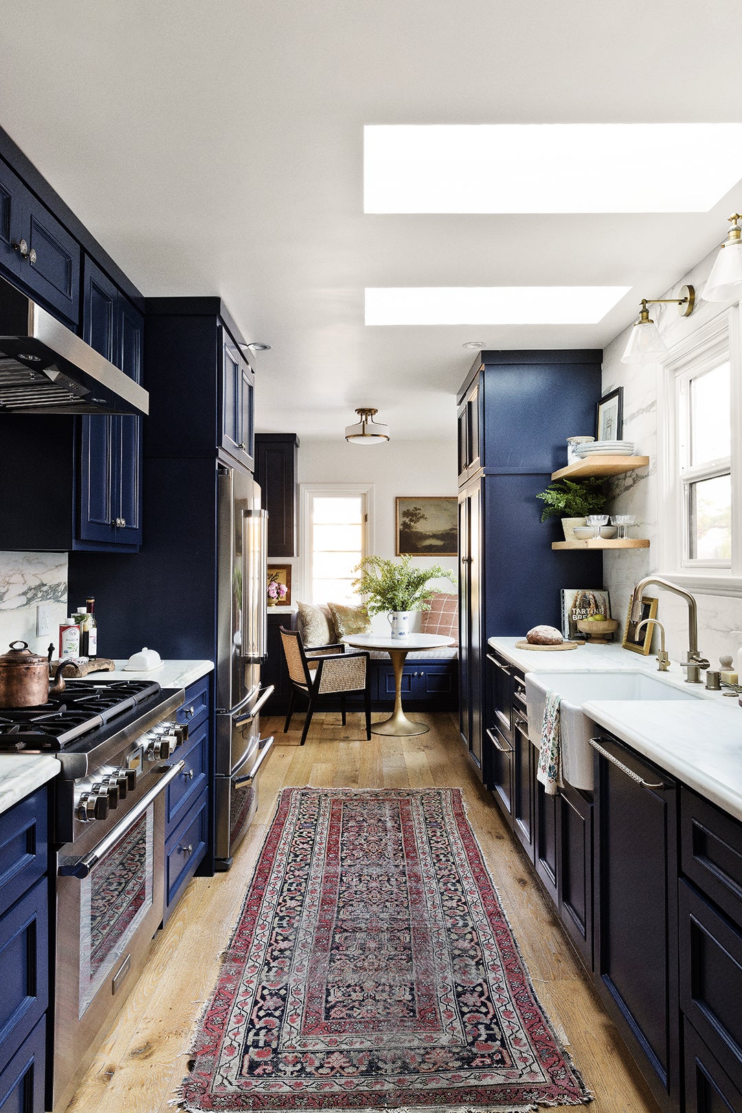Navy Blue Kitchen Cabinets Are Classic, But They Can Also Be Cool