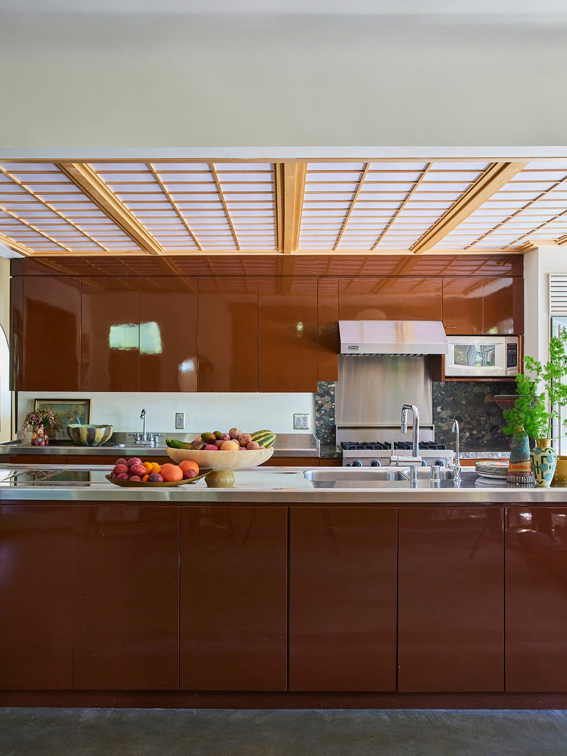 high-gloss brown kitchen with shoji screen ceilings