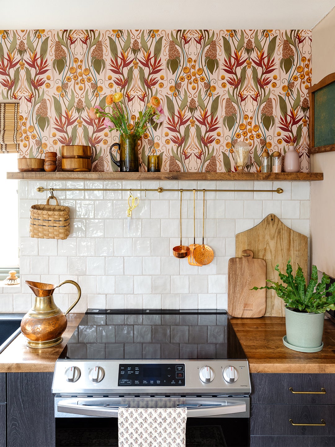 Kitchen with wallpaper above the shelving