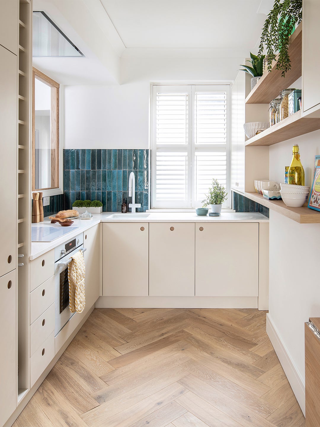 The 7 White Wall Paints That Go Best With White Cabinets