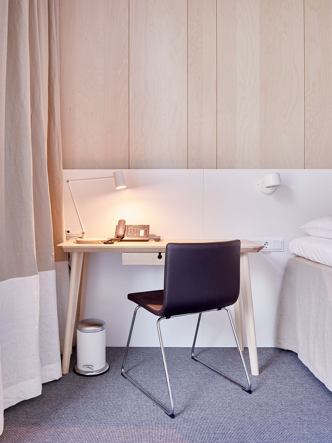 IKEA Hotell room with desk