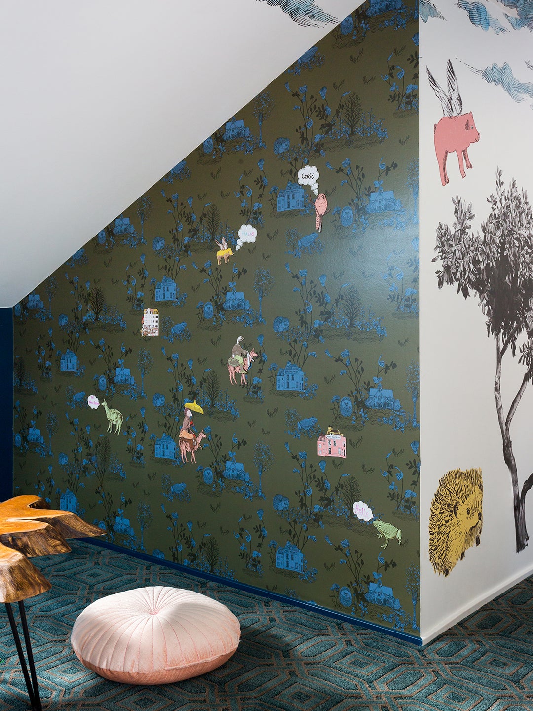 Toile wallpaper with flying pigs