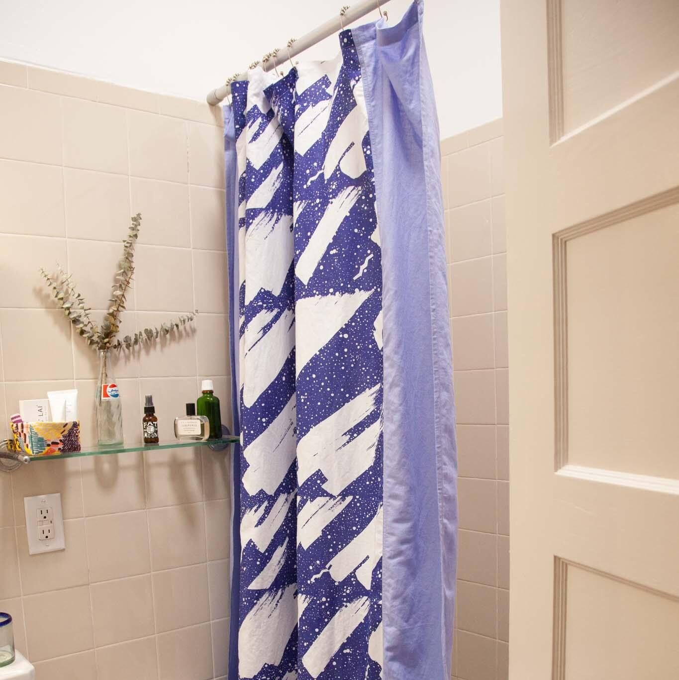 Blue bordered shower curtain