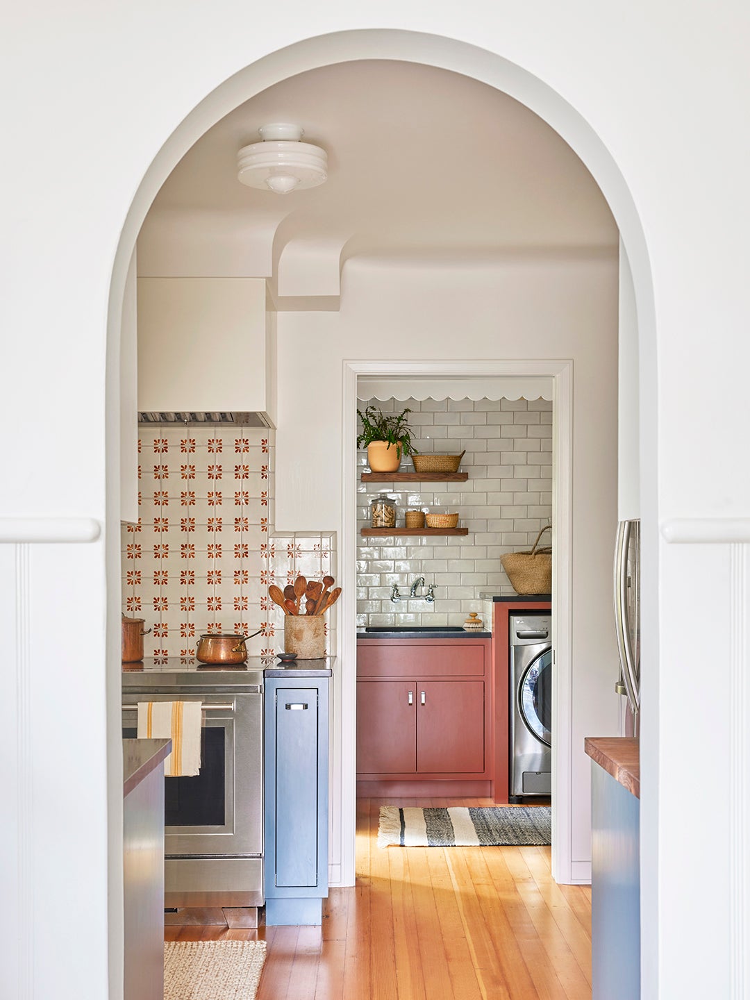 traditional kitchen with arch