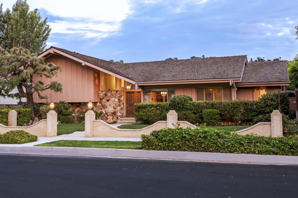 HGTV Brady Bunch Home Renovation Project 2018