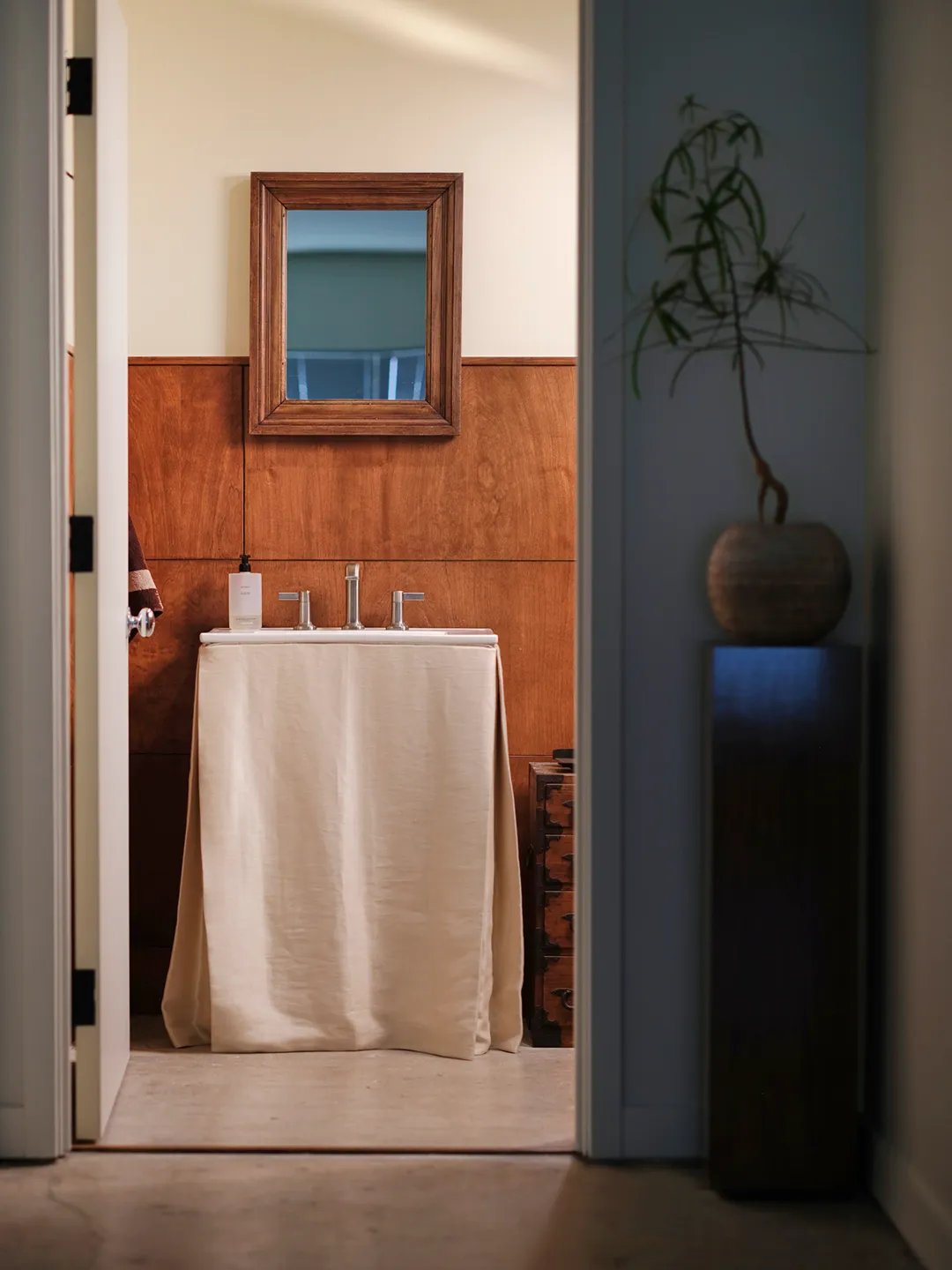 minimalis tbathroom sink skirt