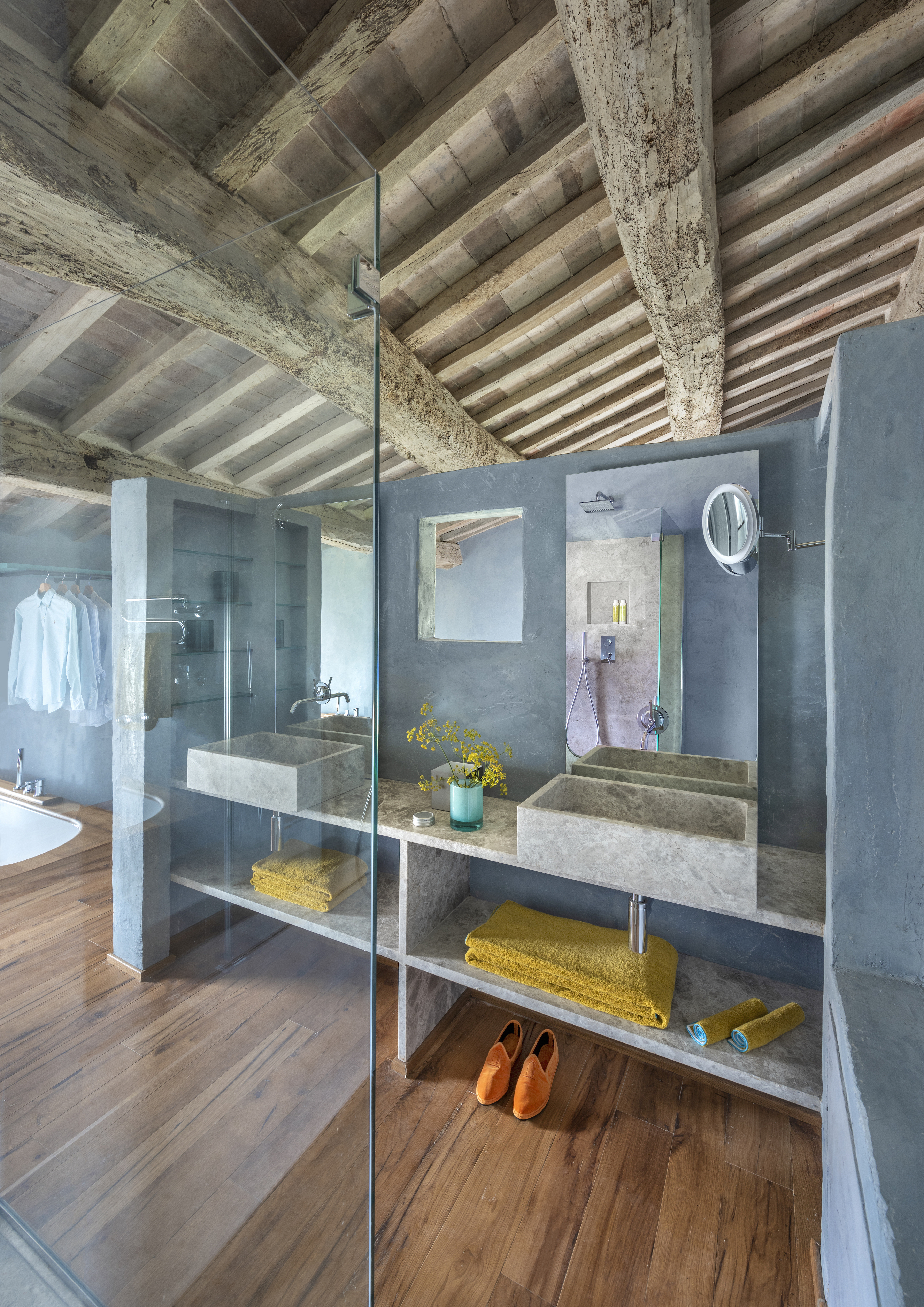 blue-plaster-wall-bathroom-tuscany
