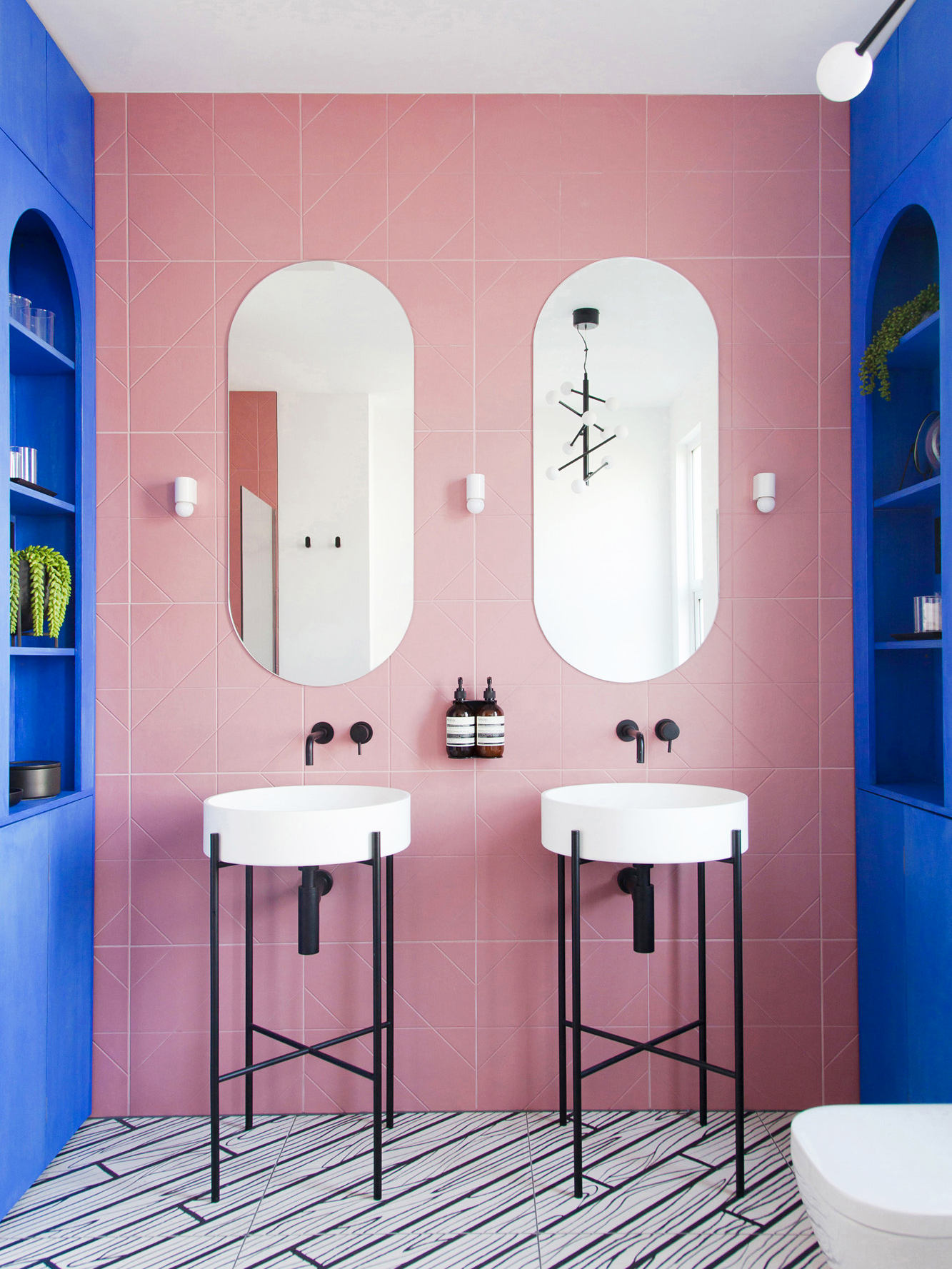 4 Bathroom Accent Wall Ideas, Because They’re the Next Big Trend