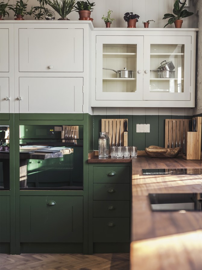Two-Tone Cabinets Are the Commitment Phobe’s Answer to Kitchen Design