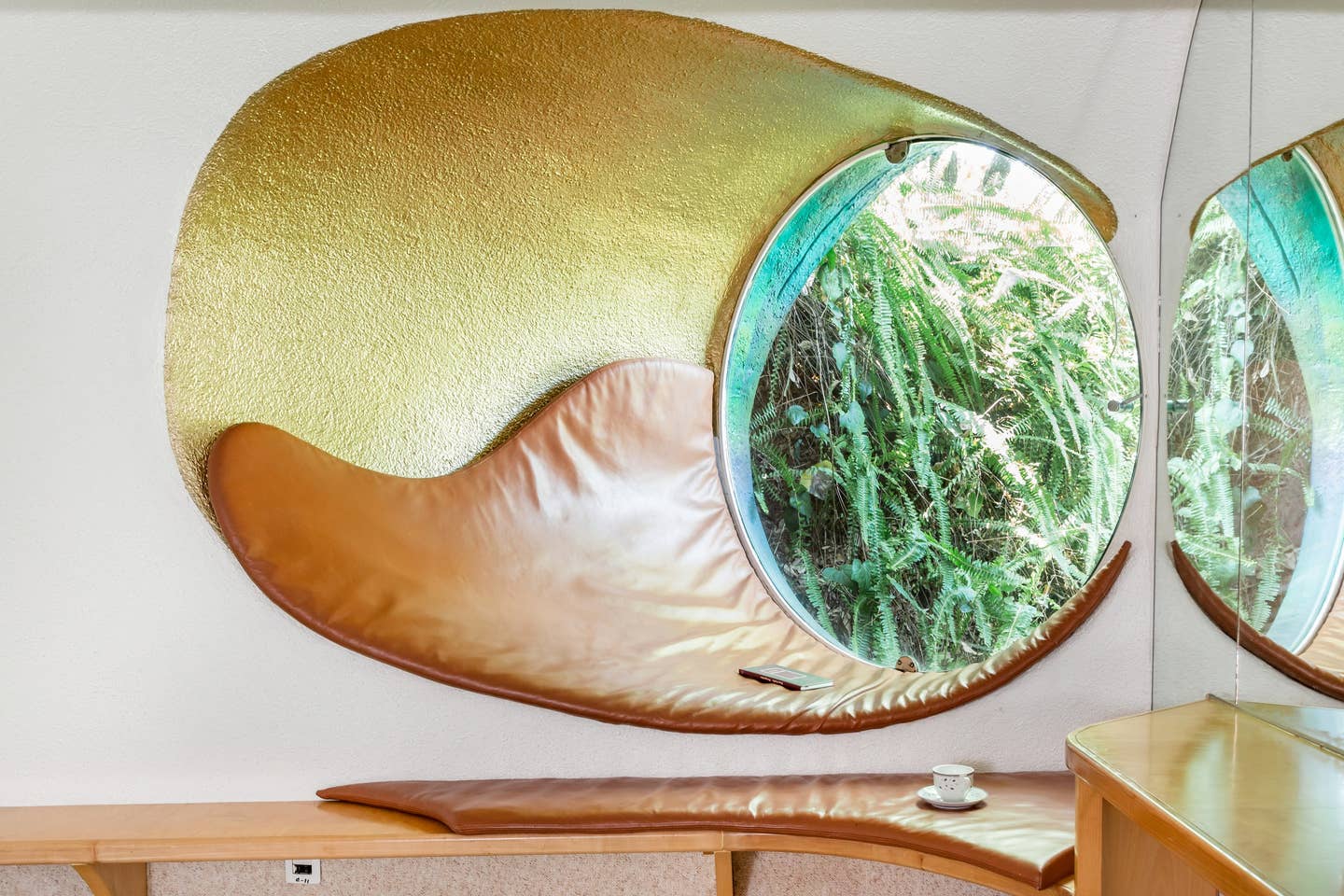 circular window nook