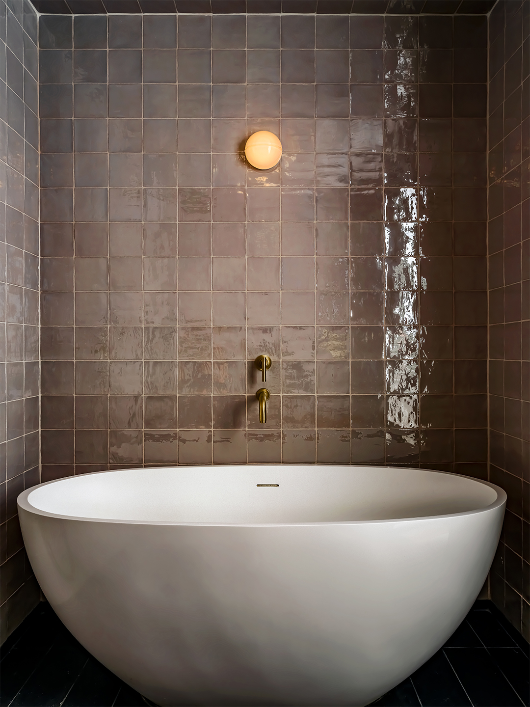 white soaking tub