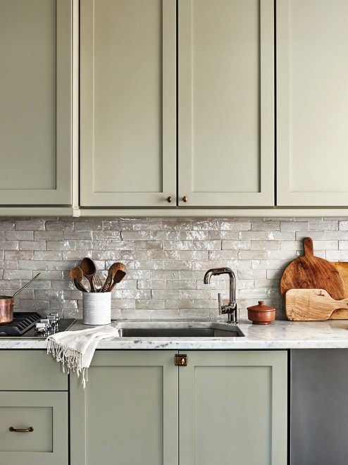 20 Kitchen Cabinet Hardware Options to Upgrade Your Rental Kitchen