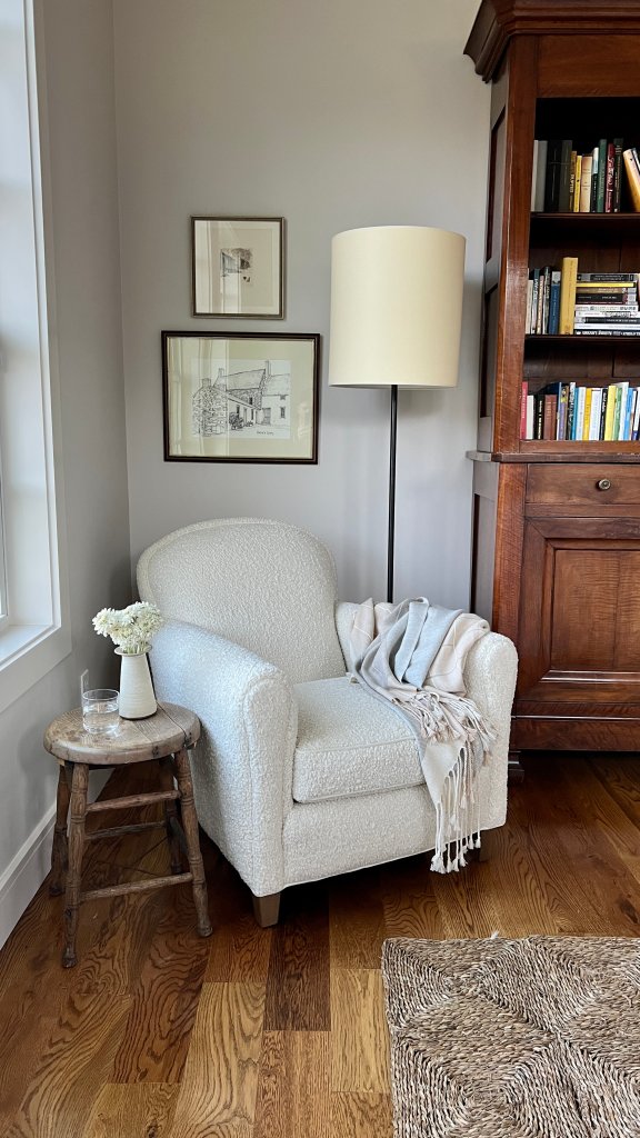 Greige read corner, boucle chair