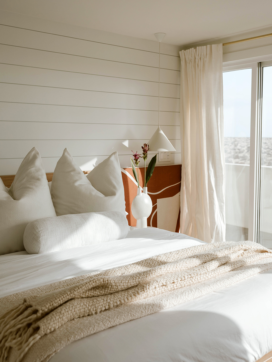 How a Designer Fit Two Beds in One Guest Bedroom in Style, image size:1058x1410