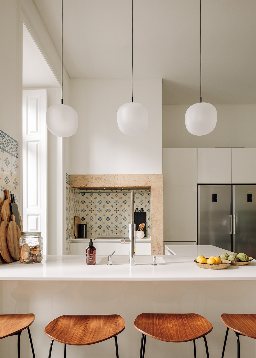 L'Appartement アパルトモン PIUME STUDIO SABOT A Monochromatic Makeover Took This Lisbon Home From Rundown to Modern