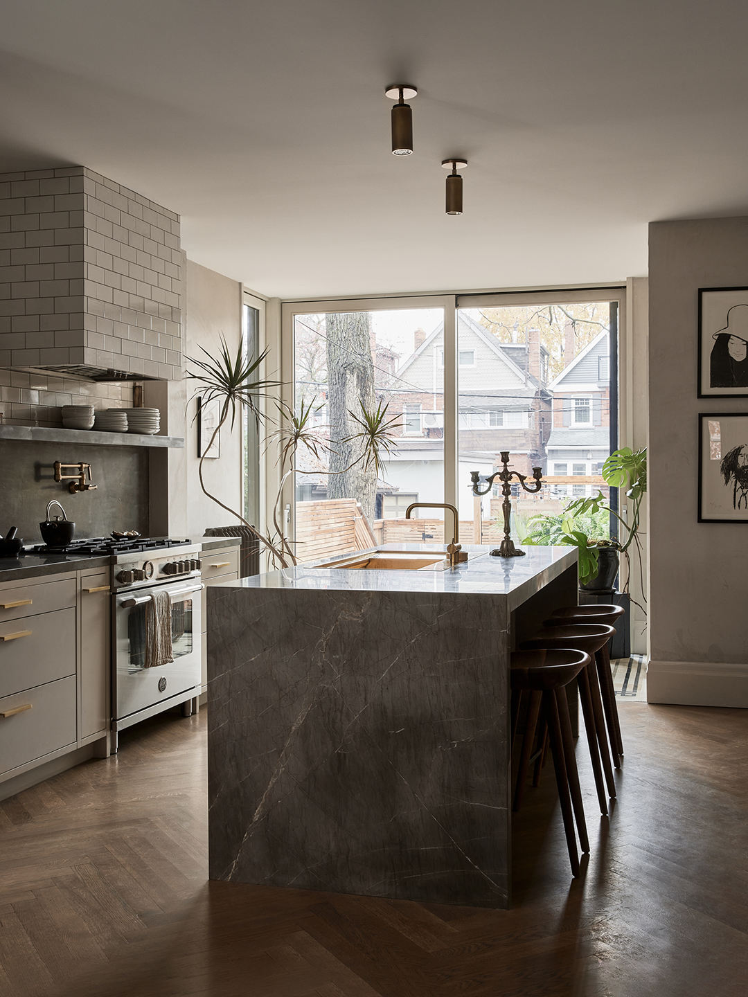 Moody Marble and a Tiled Vent Hood Bring a 1920s Flair to This Toronto  Kitchen, image size:1080x1440