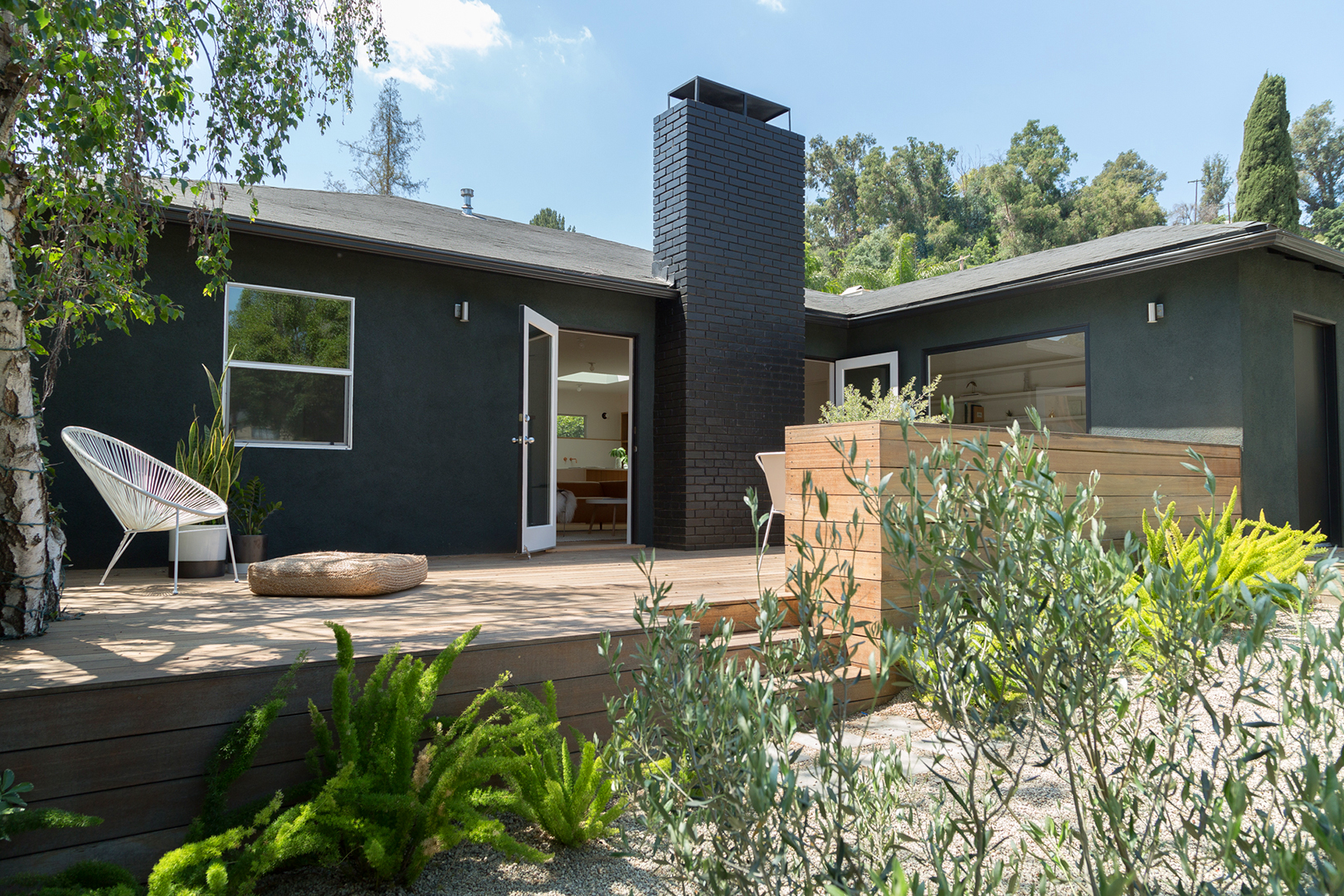 6 Green House Colors That'll Steer You Away from Classic Black, image size:1620x1080