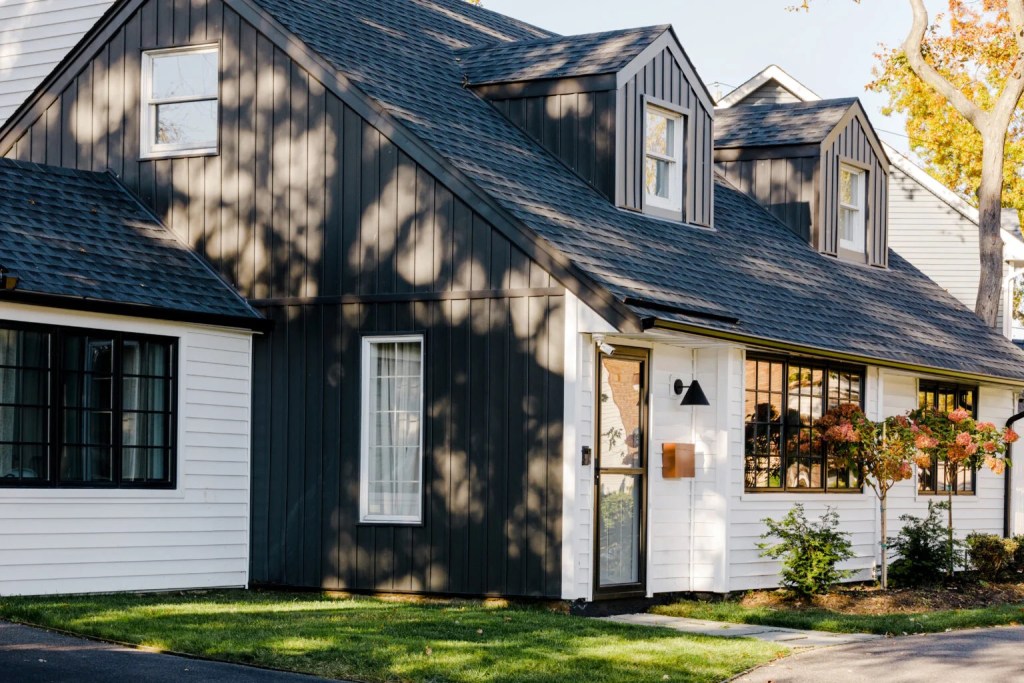 A Black and White House Exterior Is as Cool As You’re Imagining