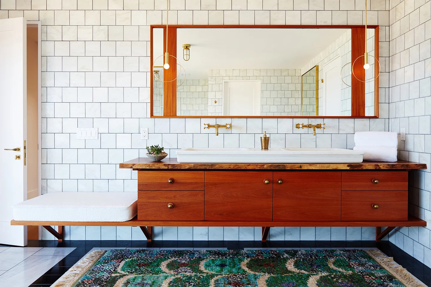 10 Mid-Century Modern Bathrooms That Make a Splash