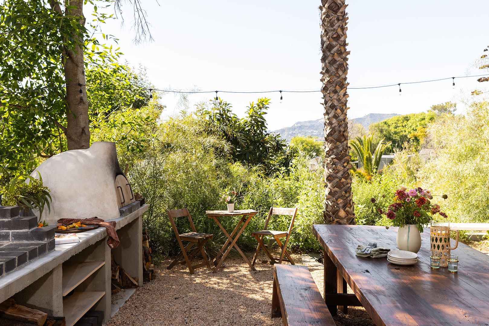 インテリア　ウェルカム An Outdoor Oven and Wood-Clad Hot Tub Vie for MVP of This Home's