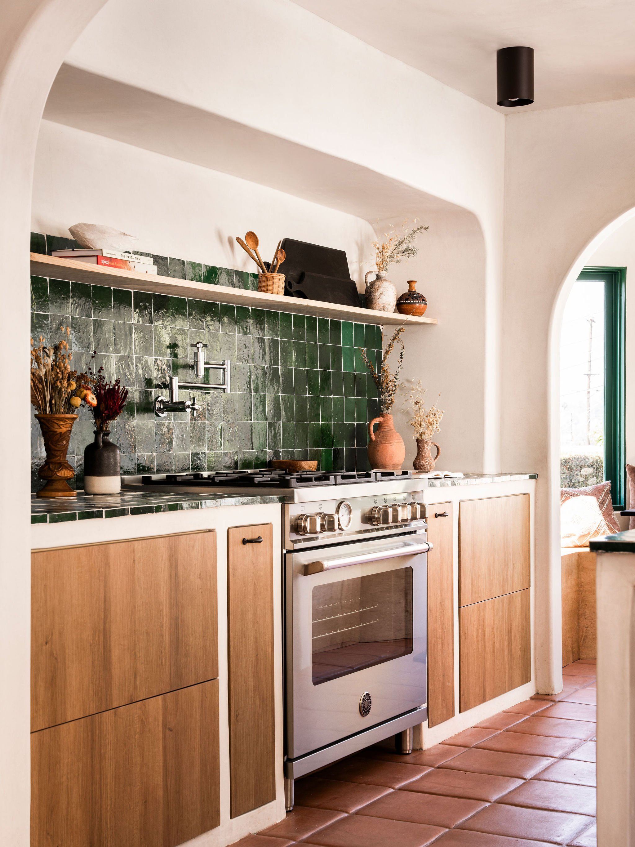 This Emerald Green Kitchen Found a New Use for Open Shelving, image size:2048x2731