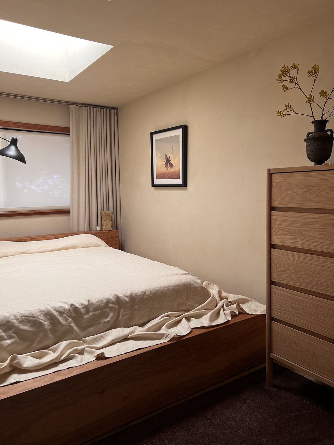 This L.A. Editor's Bed Frame Is Almost the Width of Her Room, image size:1080x1440