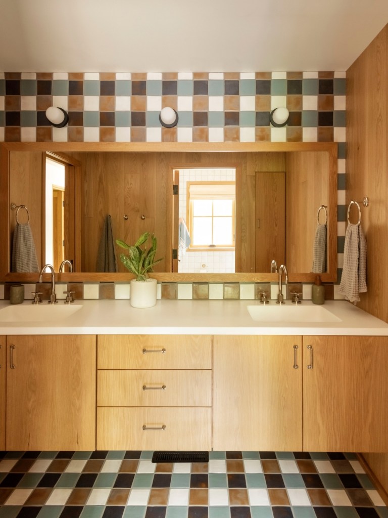 The Floor Tile Pattern We’re Seeing All Over Bathrooms