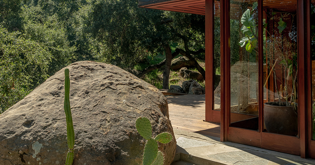 A Ceramicist Restored this L.A. Gem Down to the 1950s Bathroom Sinks