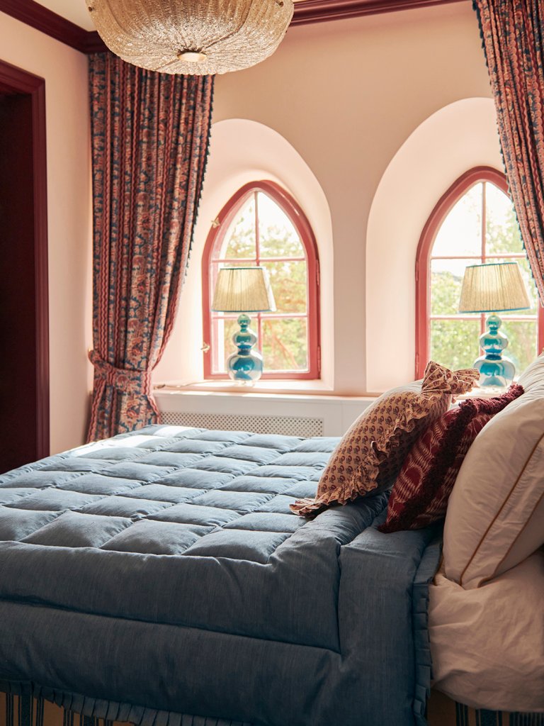 blue bedding and pink walls