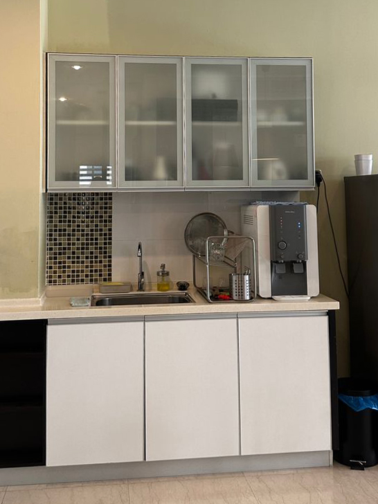 Kitchen with white lower cabinets and translucent upper cabinets