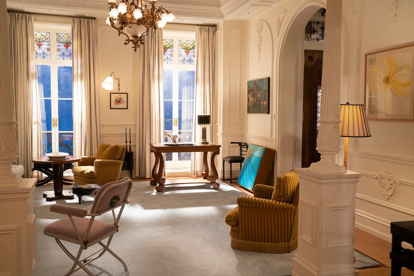 Designers Love Carrie Bradshaw’s Mismatched Chairs