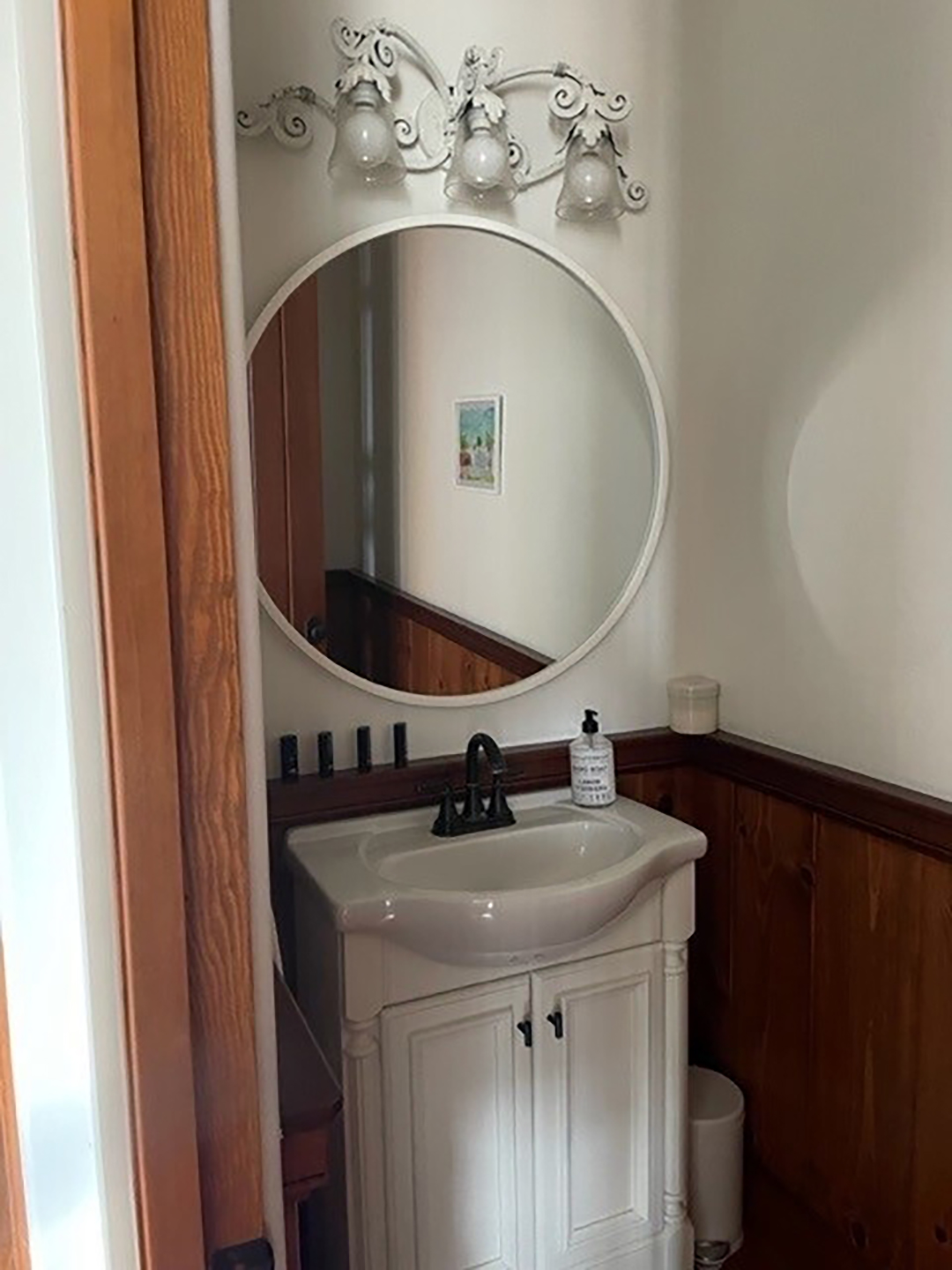 powder room with whit sink