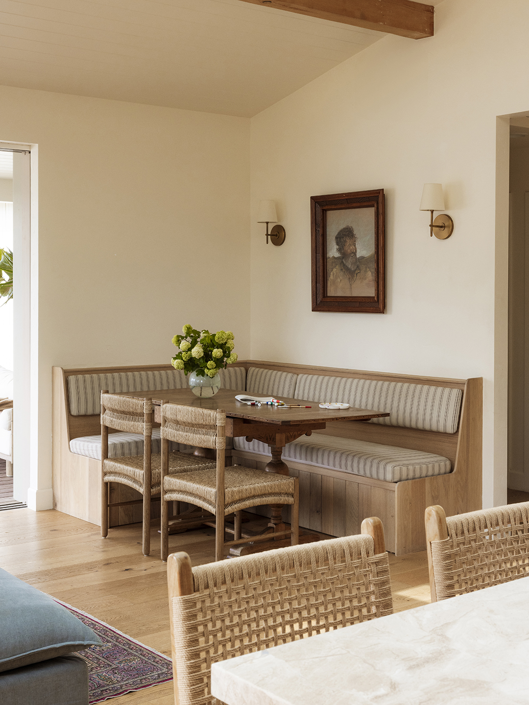 built in dining banquette