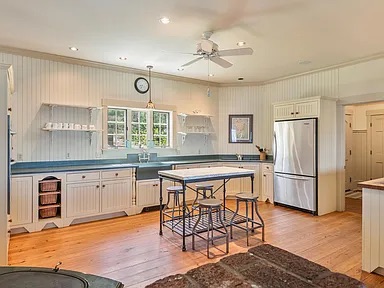 white farmhouse kitchen