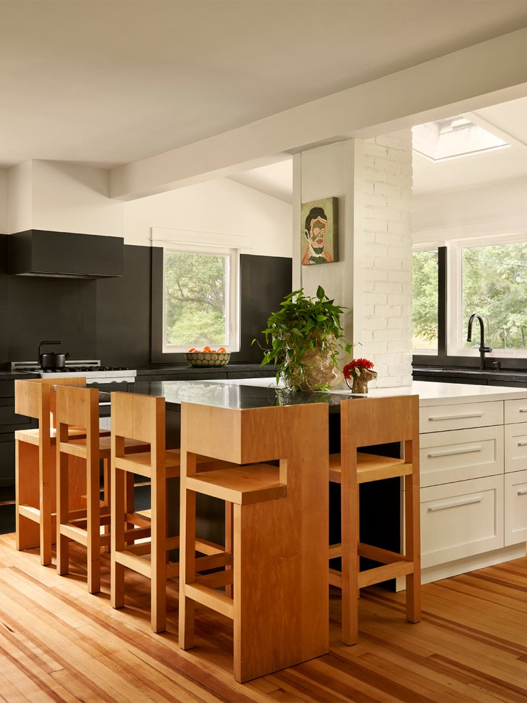 black and white ktichen counters