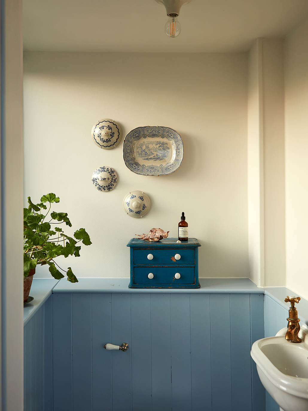 room with blue counter and plate arrangement